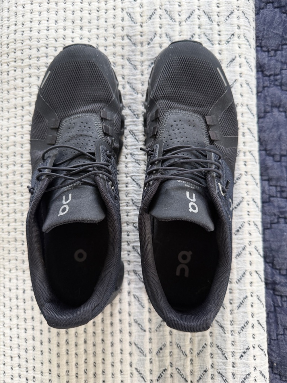 On Cloud Athletic Sneakers - Womens Black size 9.5